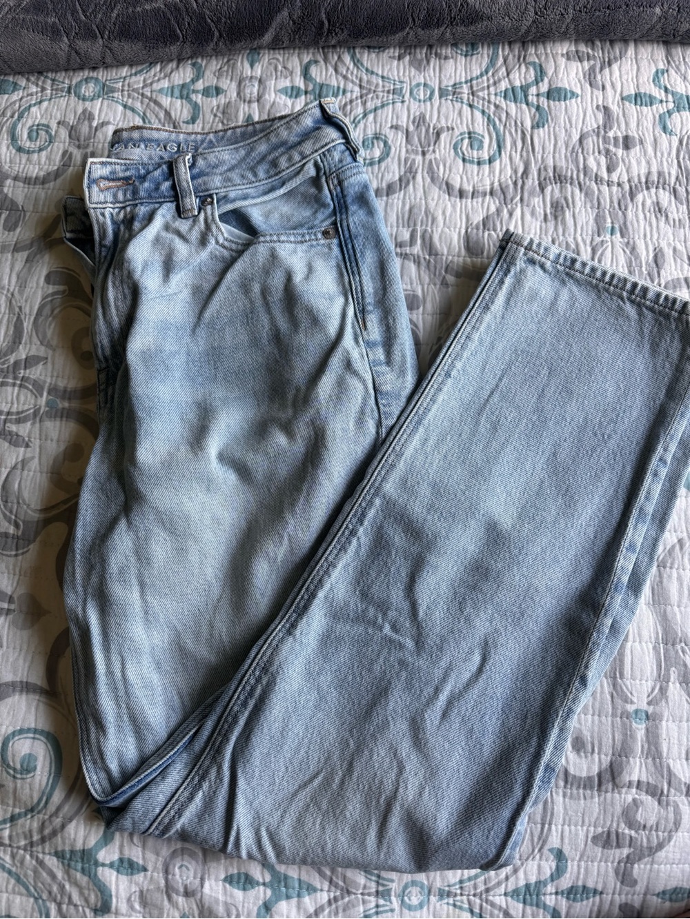 American Eagle Strigid Mom Jean